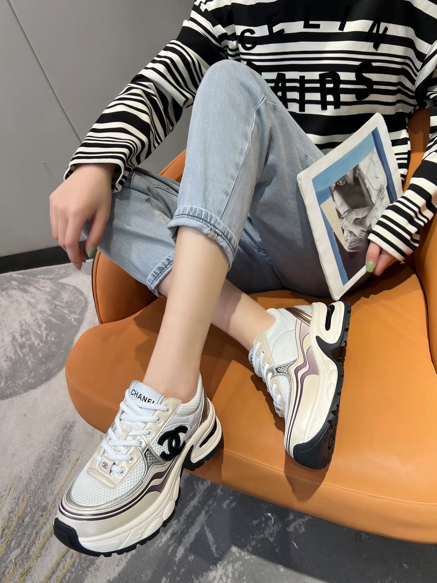 👟👟Ex-factory price 640👟👟 Women's shoe factory chanel Chanel early spring vacation series latest casual sports shoes silver white, gold white, silver gray, black and red! Incomparably beautiful and easy to wear, very light, the lining is also super soft, super comfortable, the upper is breathable, the color is high-end and durable, versatile. Upper: cowhide and cloth stitching. Inner: breathable mesh. Original foam combination outsole. Size: 35-40.